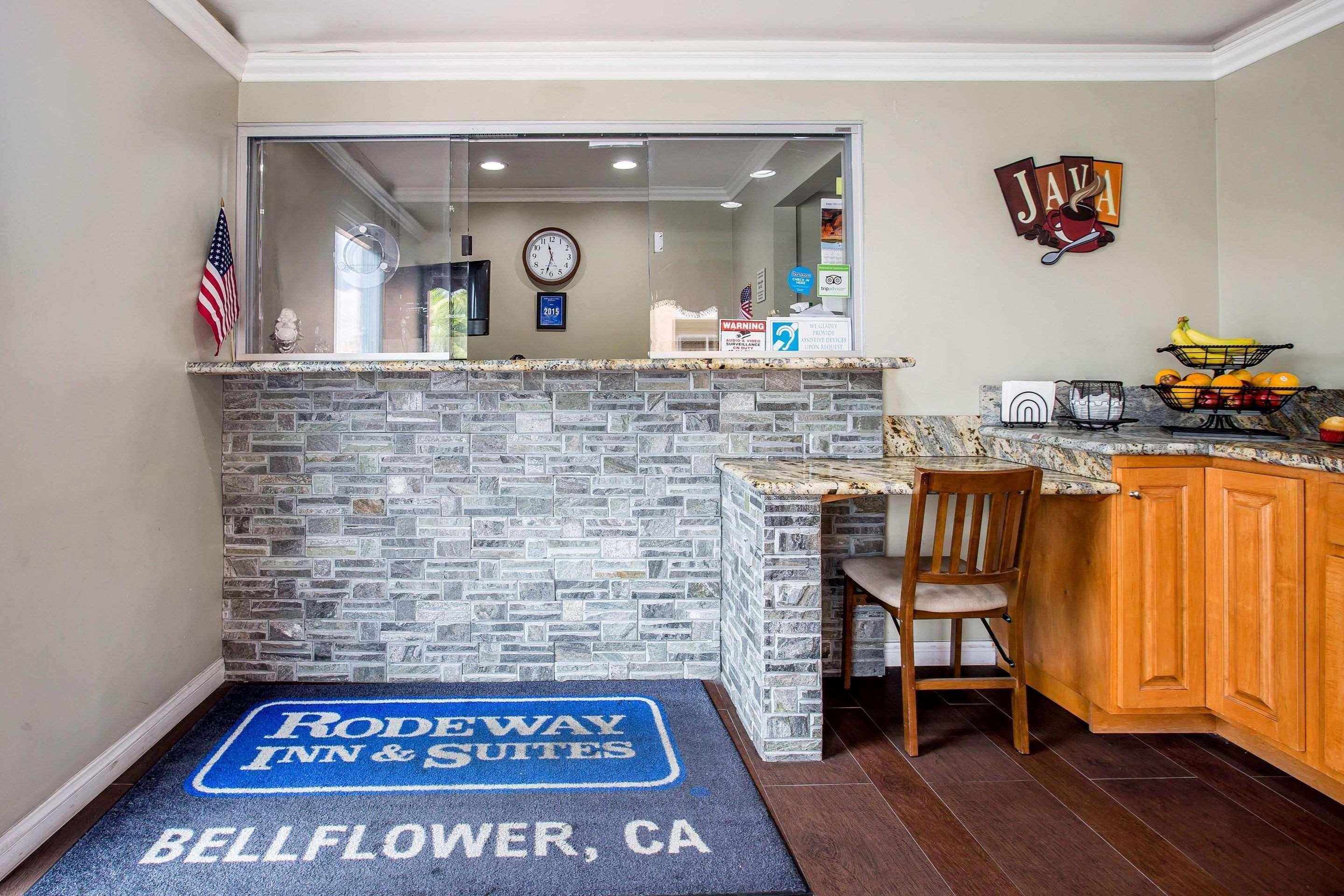 Rodeway Inn & Suites Bellflower Exterior foto