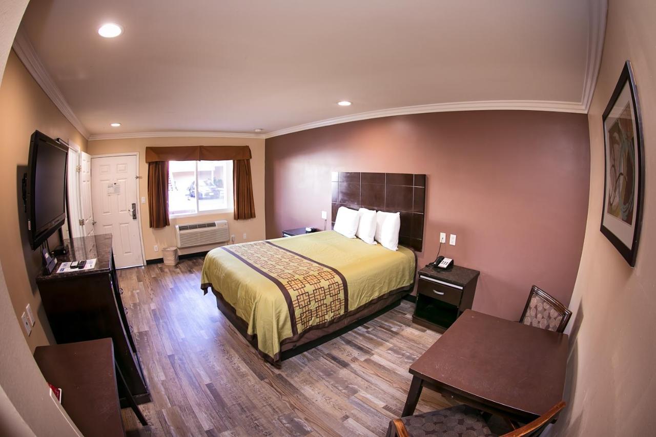 Rodeway Inn & Suites Bellflower Exterior foto