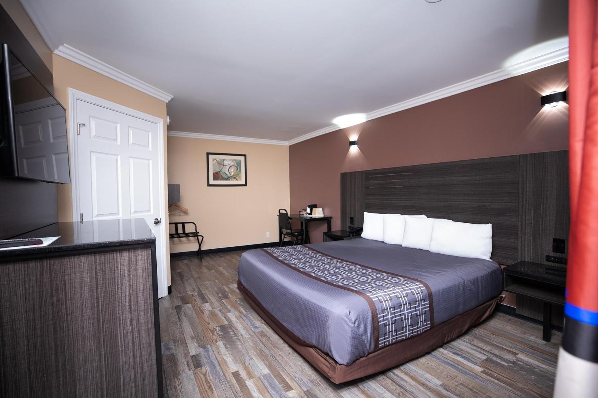 Rodeway Inn & Suites Bellflower Exterior foto