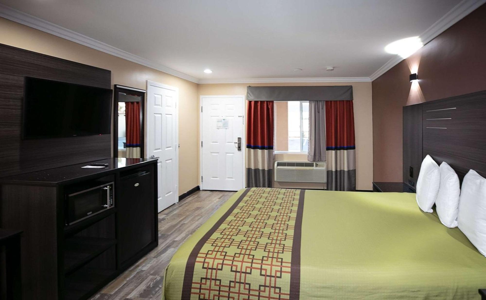 Rodeway Inn & Suites Bellflower Exterior foto