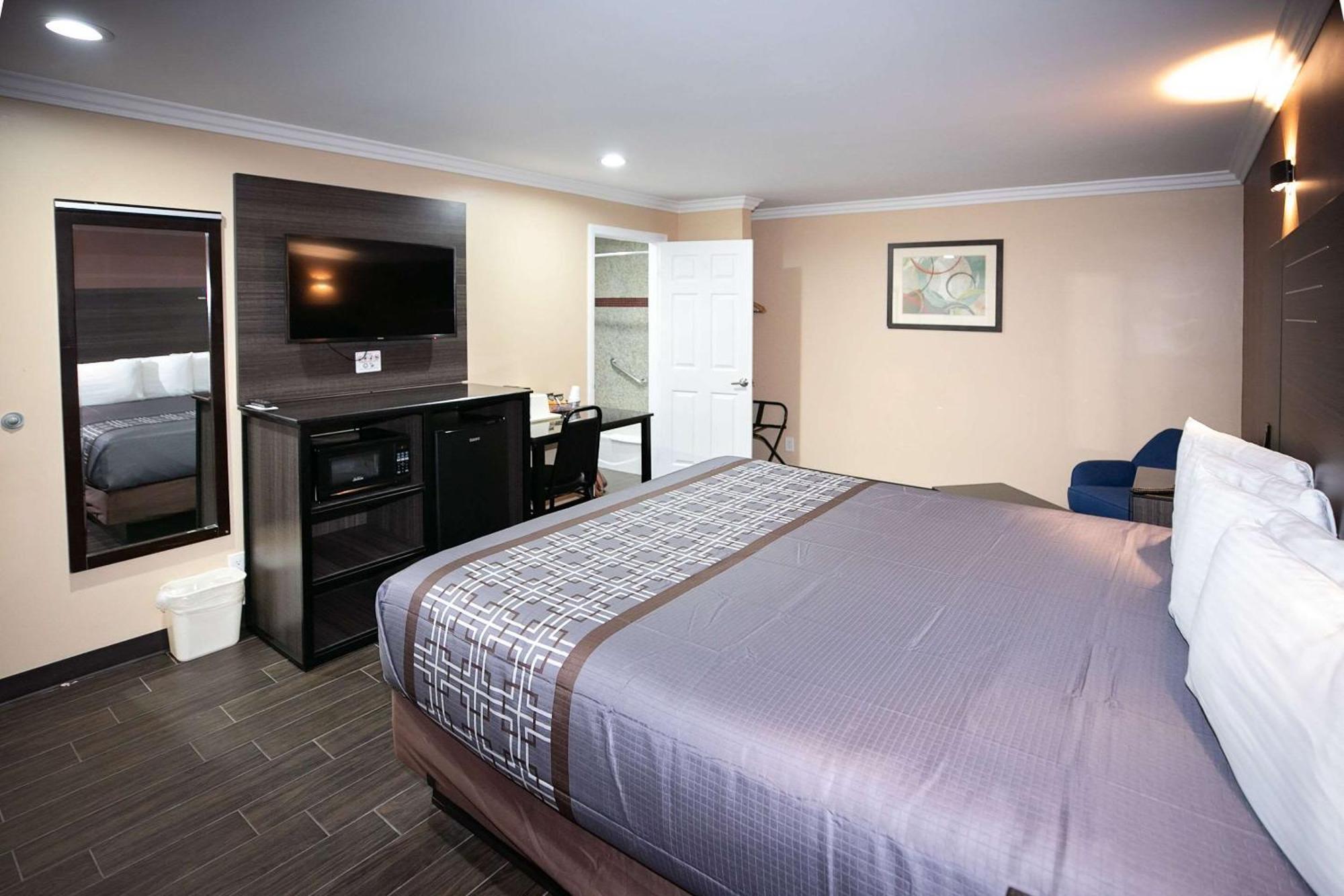 Rodeway Inn & Suites Bellflower Exterior foto