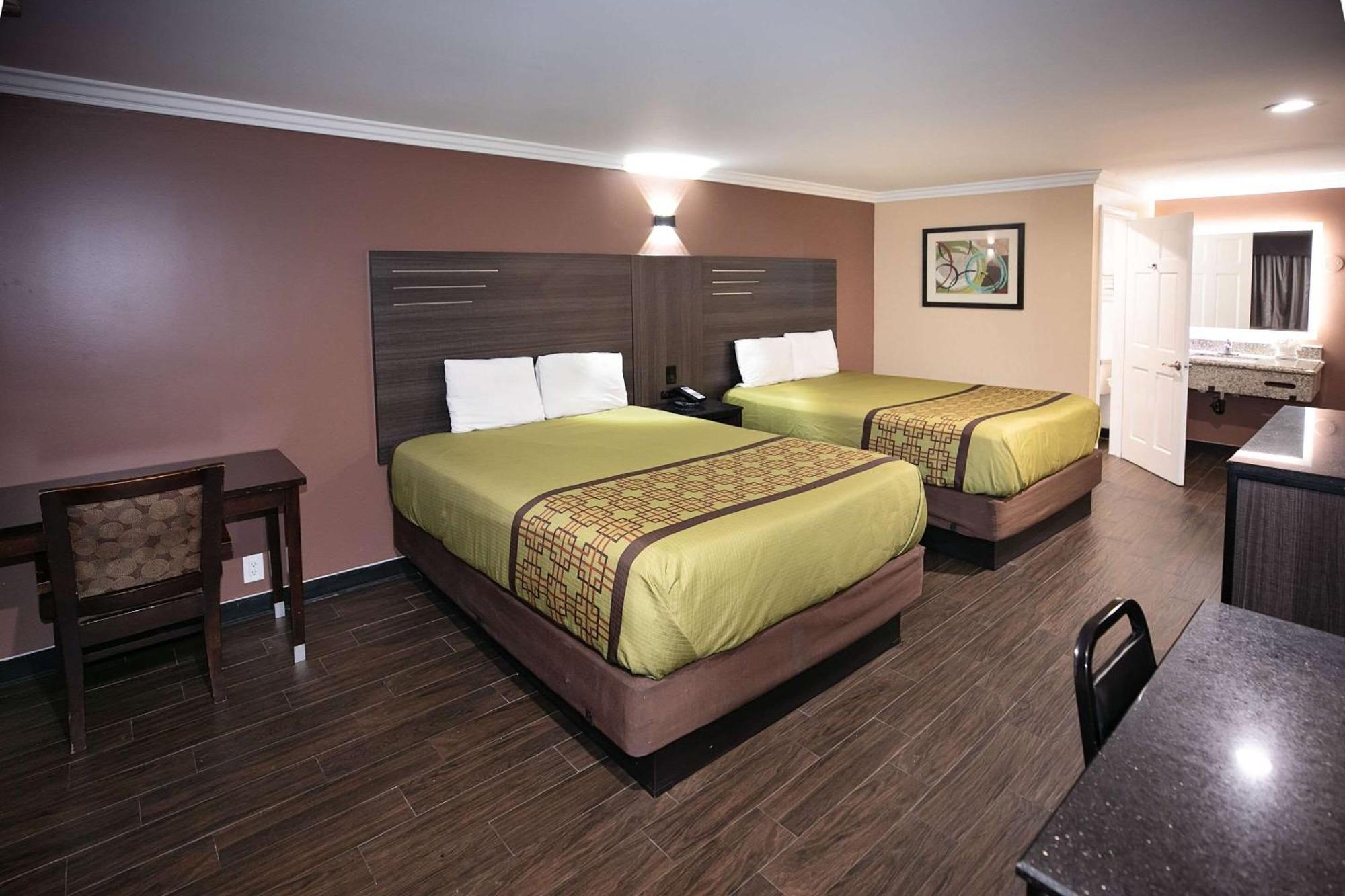 Rodeway Inn & Suites Bellflower Exterior foto