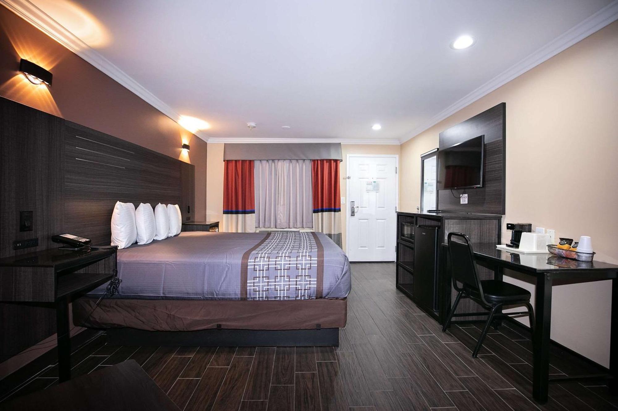 Rodeway Inn & Suites Bellflower Exterior foto