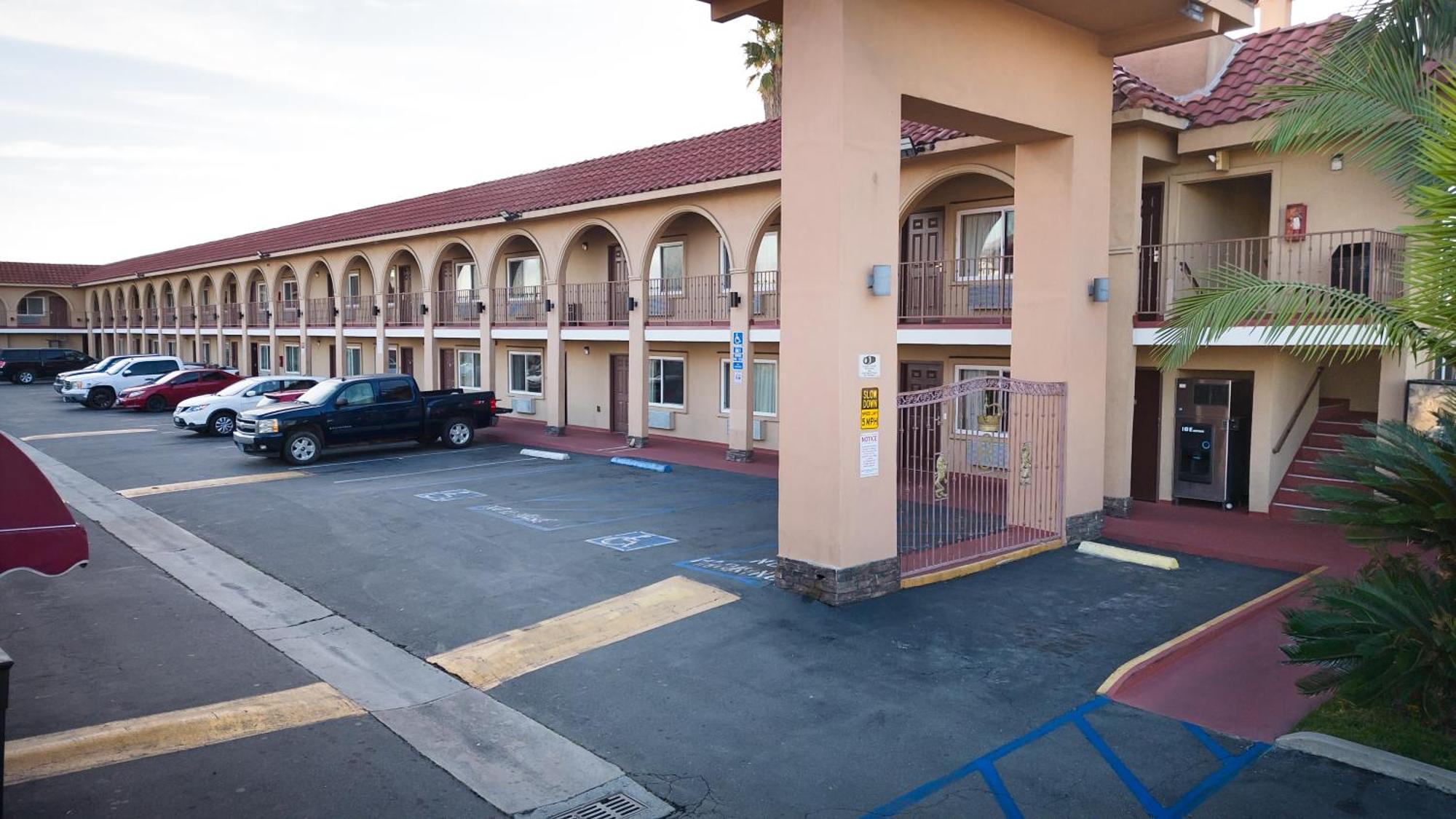 Rodeway Inn & Suites Bellflower Exterior foto