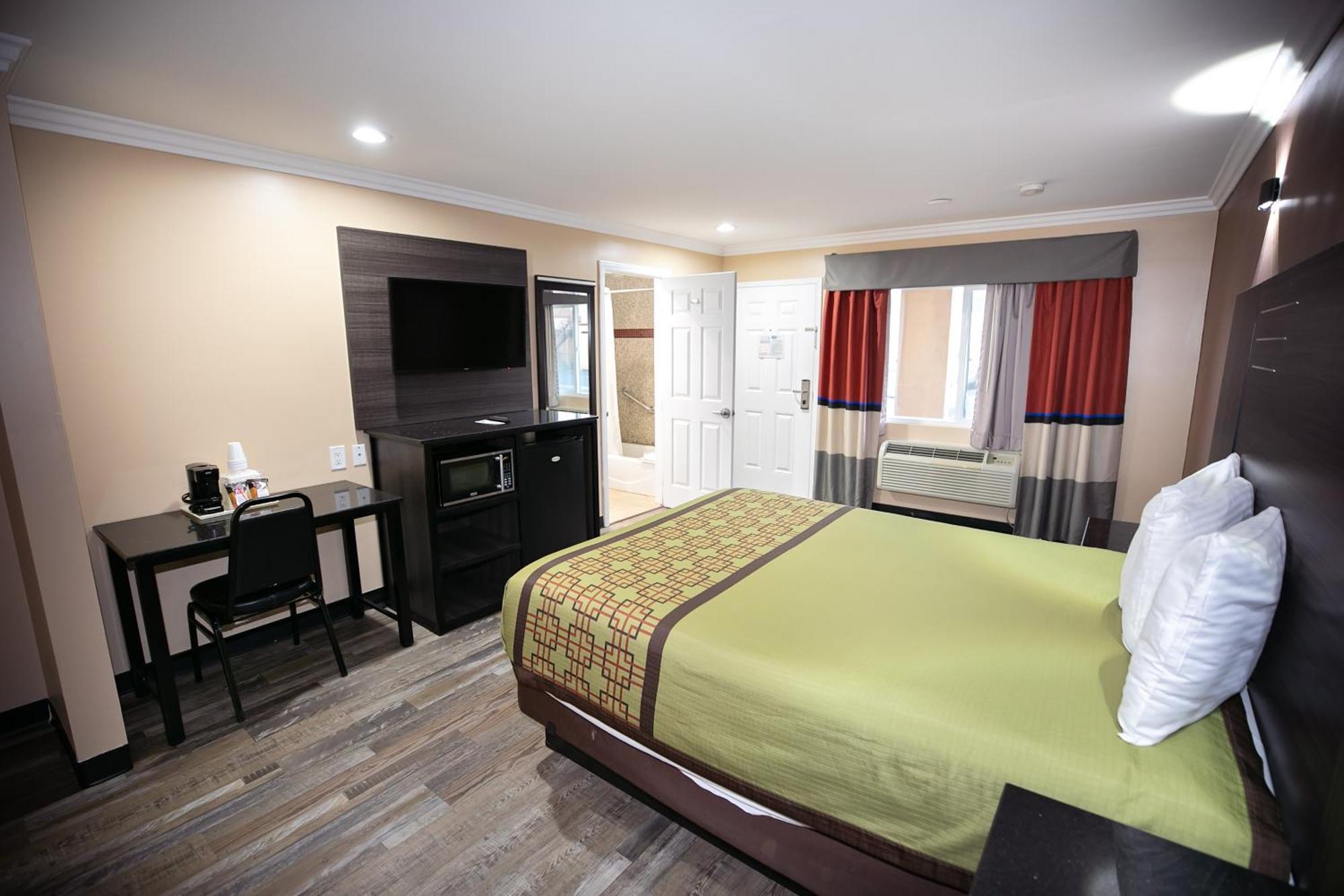 Rodeway Inn & Suites Bellflower Exterior foto