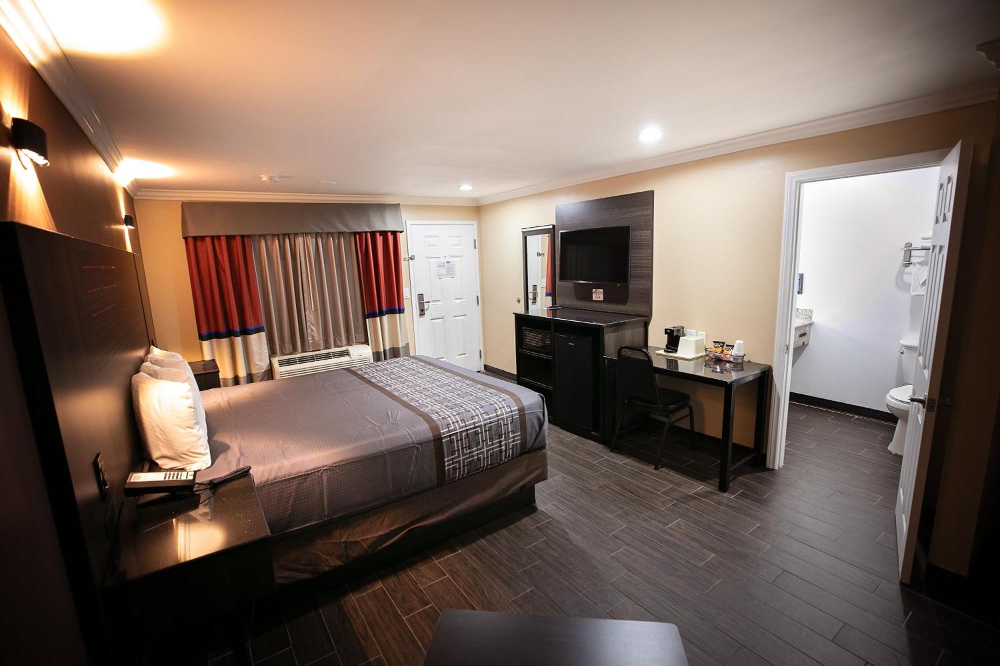 Rodeway Inn & Suites Bellflower Exterior foto