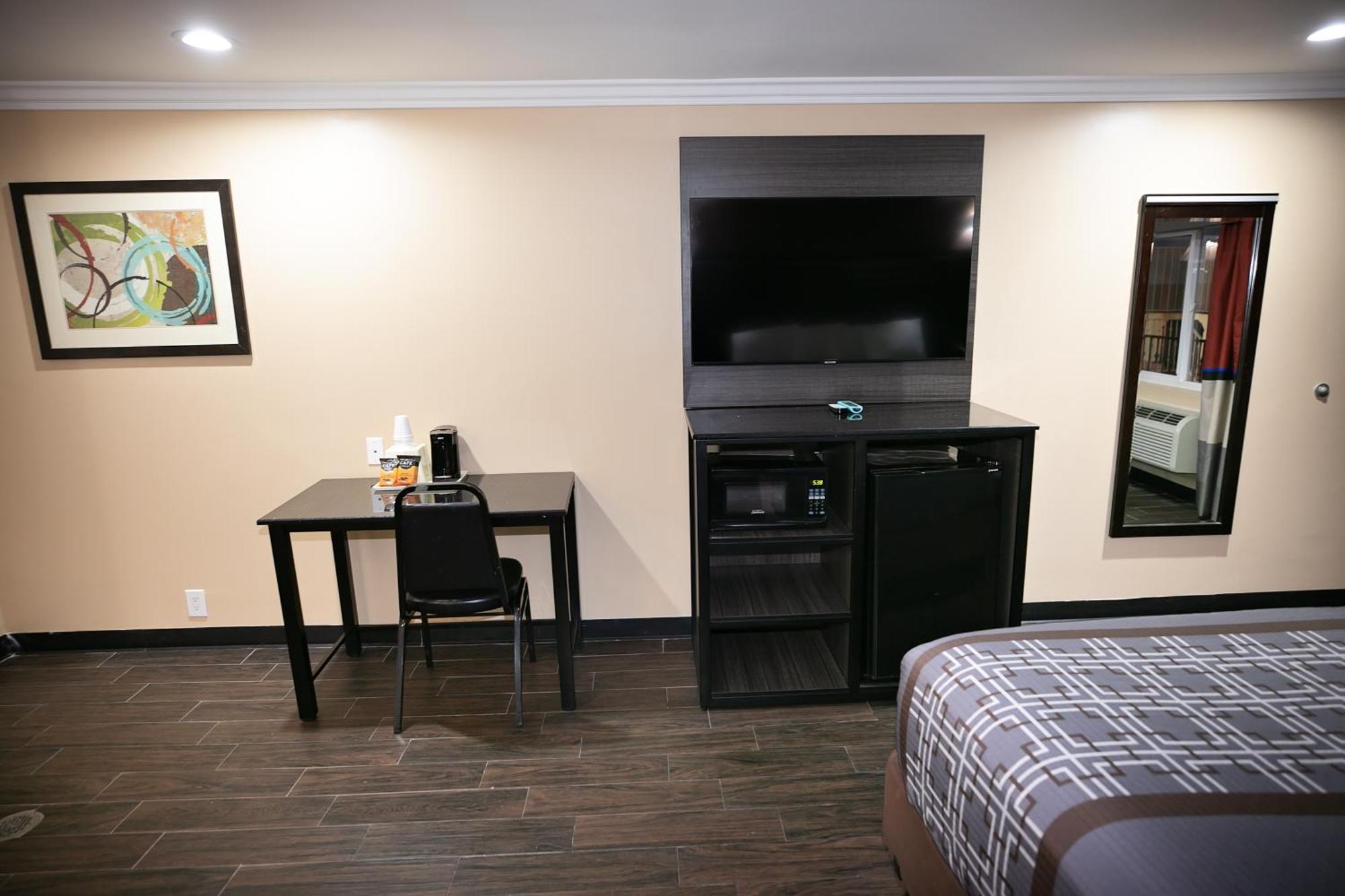 Rodeway Inn & Suites Bellflower Exterior foto