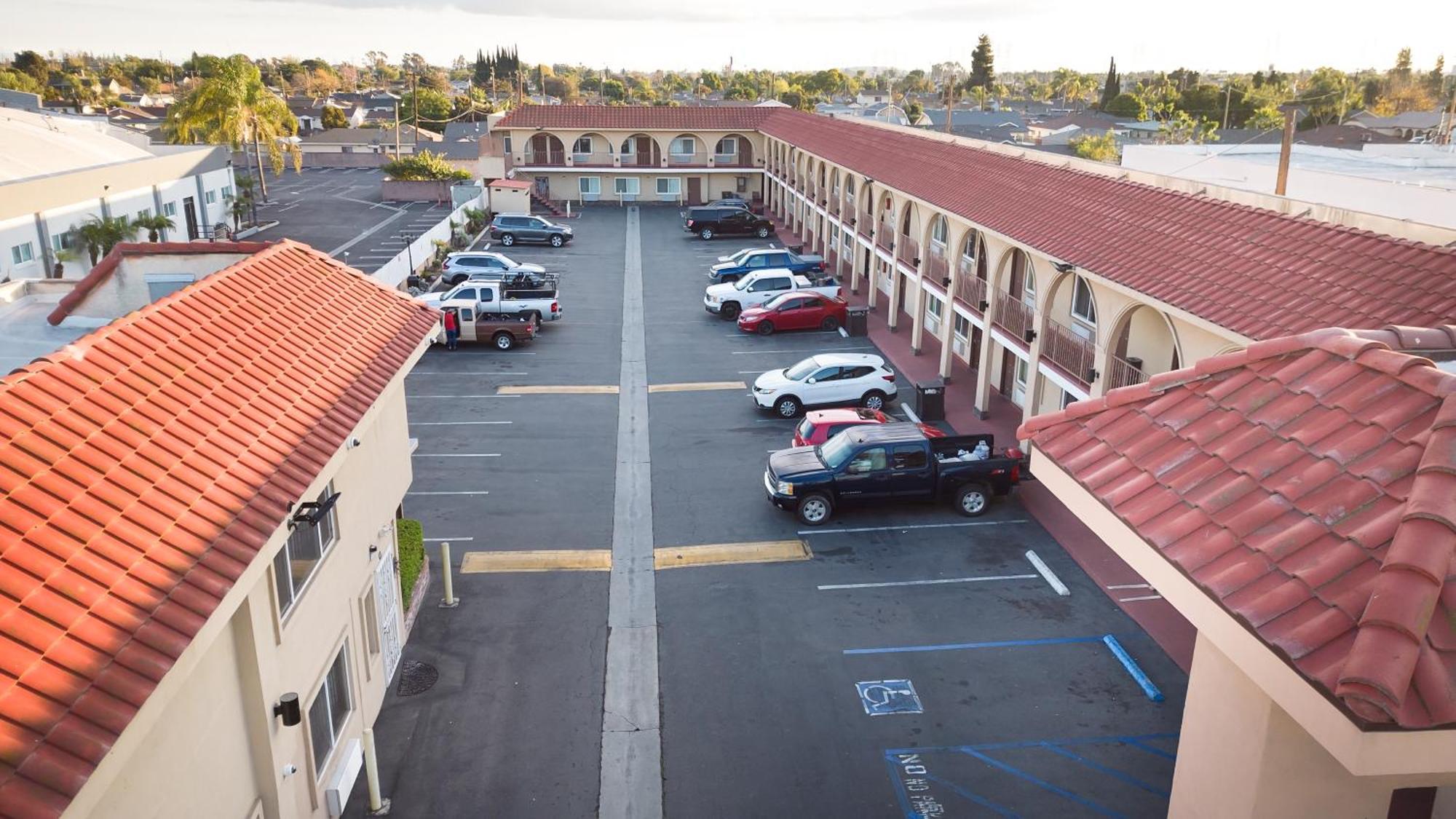 Rodeway Inn & Suites Bellflower Exterior foto