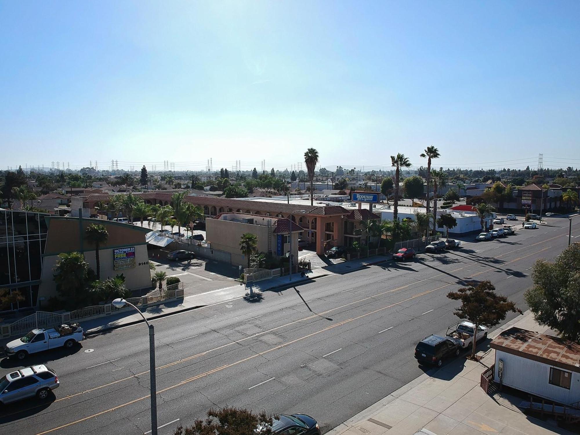 Rodeway Inn & Suites Bellflower Exterior foto